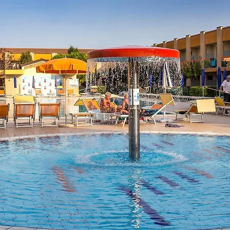 Enjoy A Poolside Retreat - Beahost