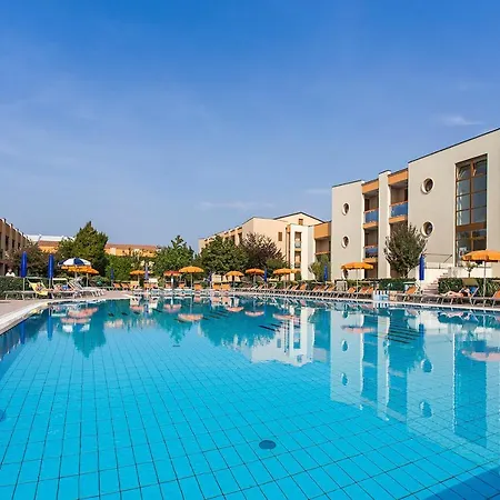 Enjoy A Poolside Retreat - Beahost *