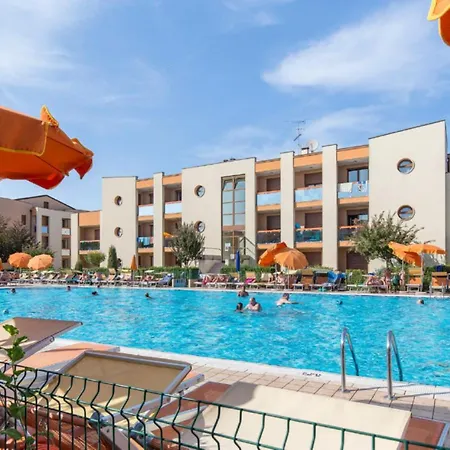 Enjoy A Poolside Retreat - Beahost *